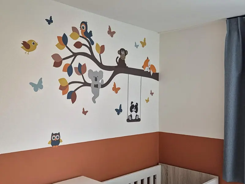 Terracotta babykamer met muurdecoratie met dieren
